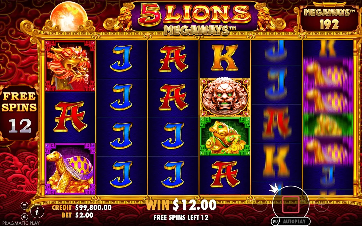 Free spins-läge med rött tema: 12 spins kvar, wild-lejonhuvud syns bland korten, vinsten $12.00.
